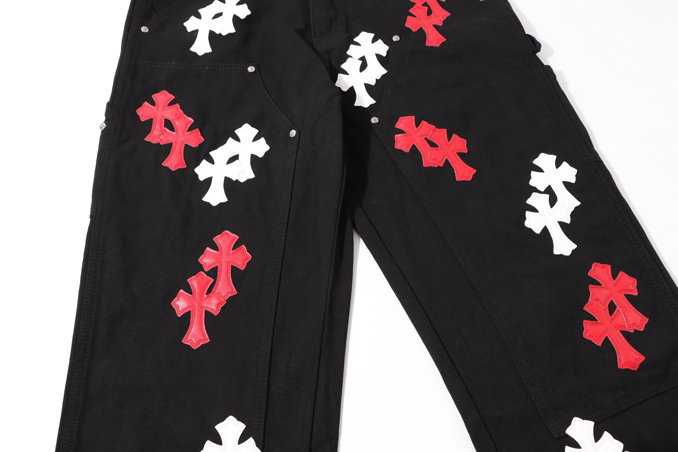P260 model number: H25 Croxin & 𝐂𝐡𝐫𝐨𝐦𝐞 𝐇𝐞𝐚𝐫𝐭 ss25 black trousers, red and white leather button jeans, styles with different wash textures, very friendly to people with thin legs, and the slightly flared version perfectly modifies the leg shape The timeless and moderate length makes it easy to match and match. It is the basis for various styles and is a must-have in your wardrobe! The fabric is stiff but also makes the upper body soft without losing texture. The washing process is even more perfect. It is a must-have item for everyone! ! ! Washed wheat, hang tag, pants label, three labels complete Color: black Size: 28-30-32-34-36